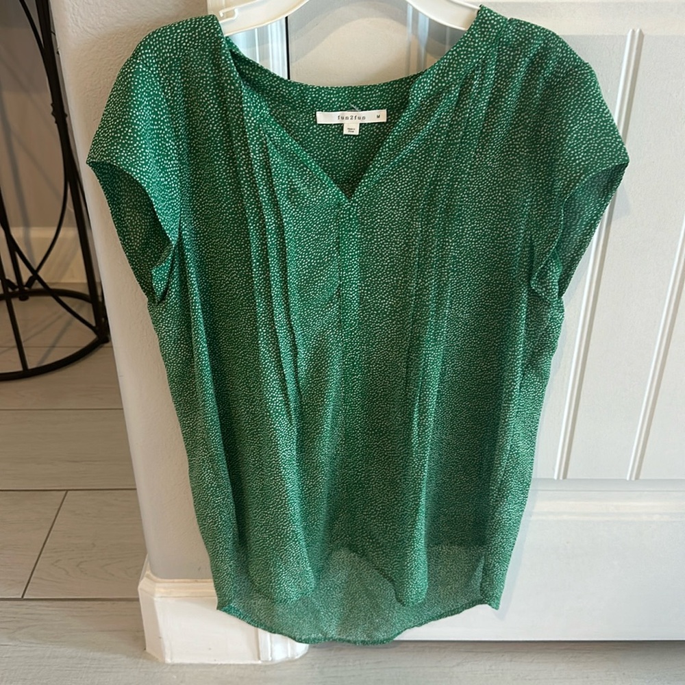 Green dot tee